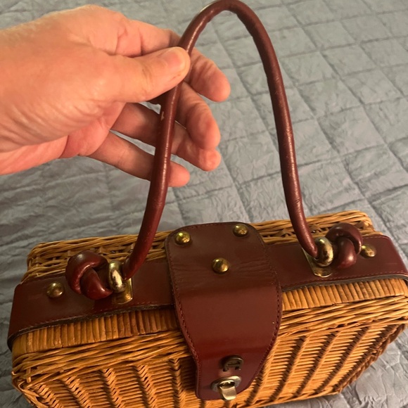 Etienne Aigner Vintage Iconic Wicker Hqndbag in Aigner signature burgundy - Picture 4 of 9